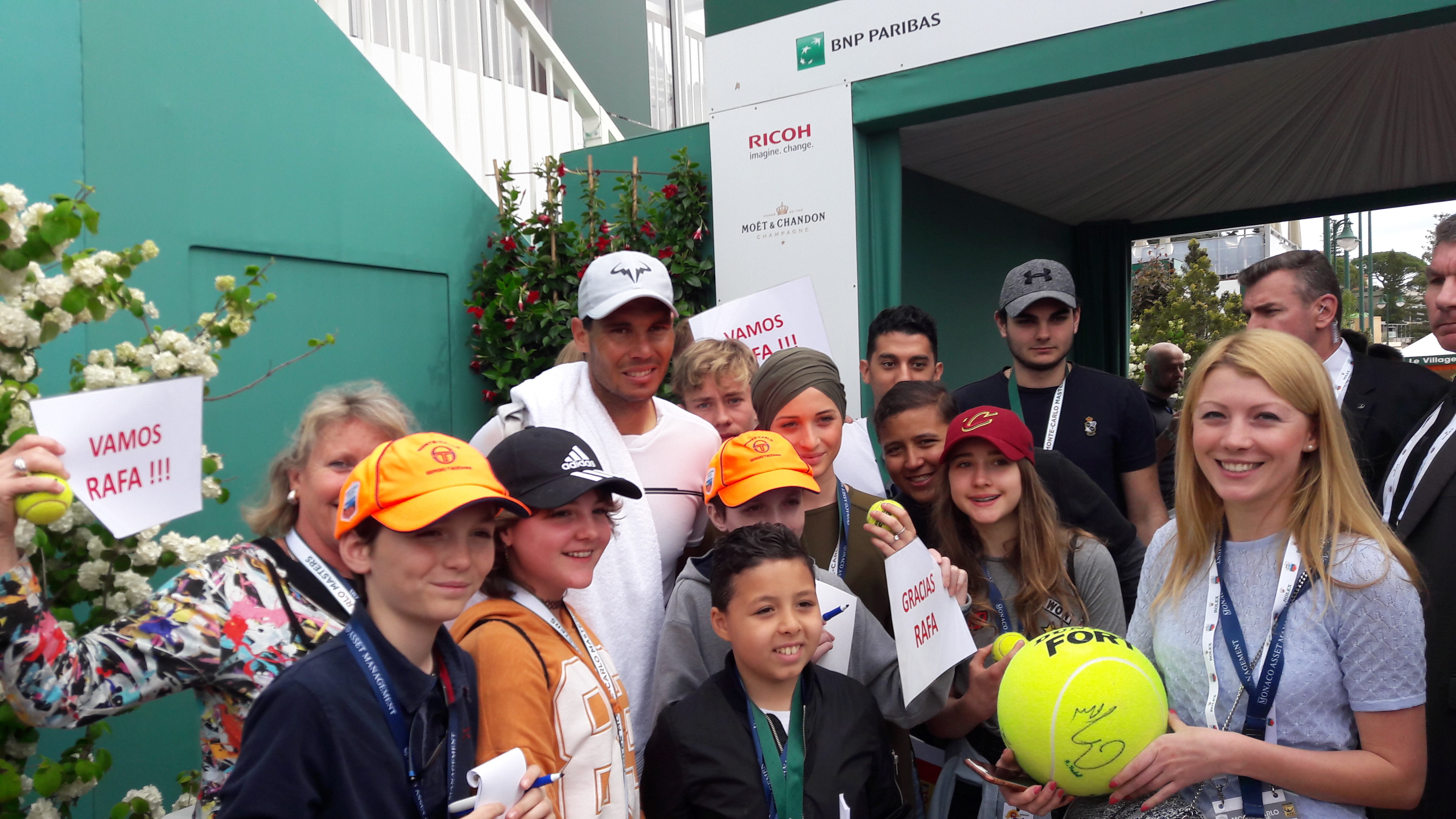 Rafael Nadel meets children during the 2018 Indigo-Tennis Day.