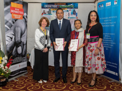 Anne Poyard-Vatrican, Assistant Director of International Cooperation to Professor Mamy Lalatiana Andriamanarivo, Minister of Health of Madagascar, in the presence of Professor Olivat Rakoto Alson and Pascale Jeannot, President of the NGO ‘Fight Against Sickle Cell Disease’ in Madagascar.