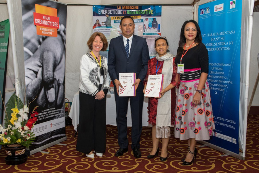 Anne Poyard-Vatrican, Assistant Director of International Cooperation to Professor Mamy Lalatiana Andriamanarivo, Minister of Health of Madagascar, in the presence of Professor Olivat Rakoto Alson and Pascale Jeannot, President of the NGO ‘Fight Against Sickle Cell Disease’ in Madagascar.