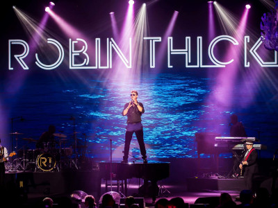 Robin Thicke on stage.