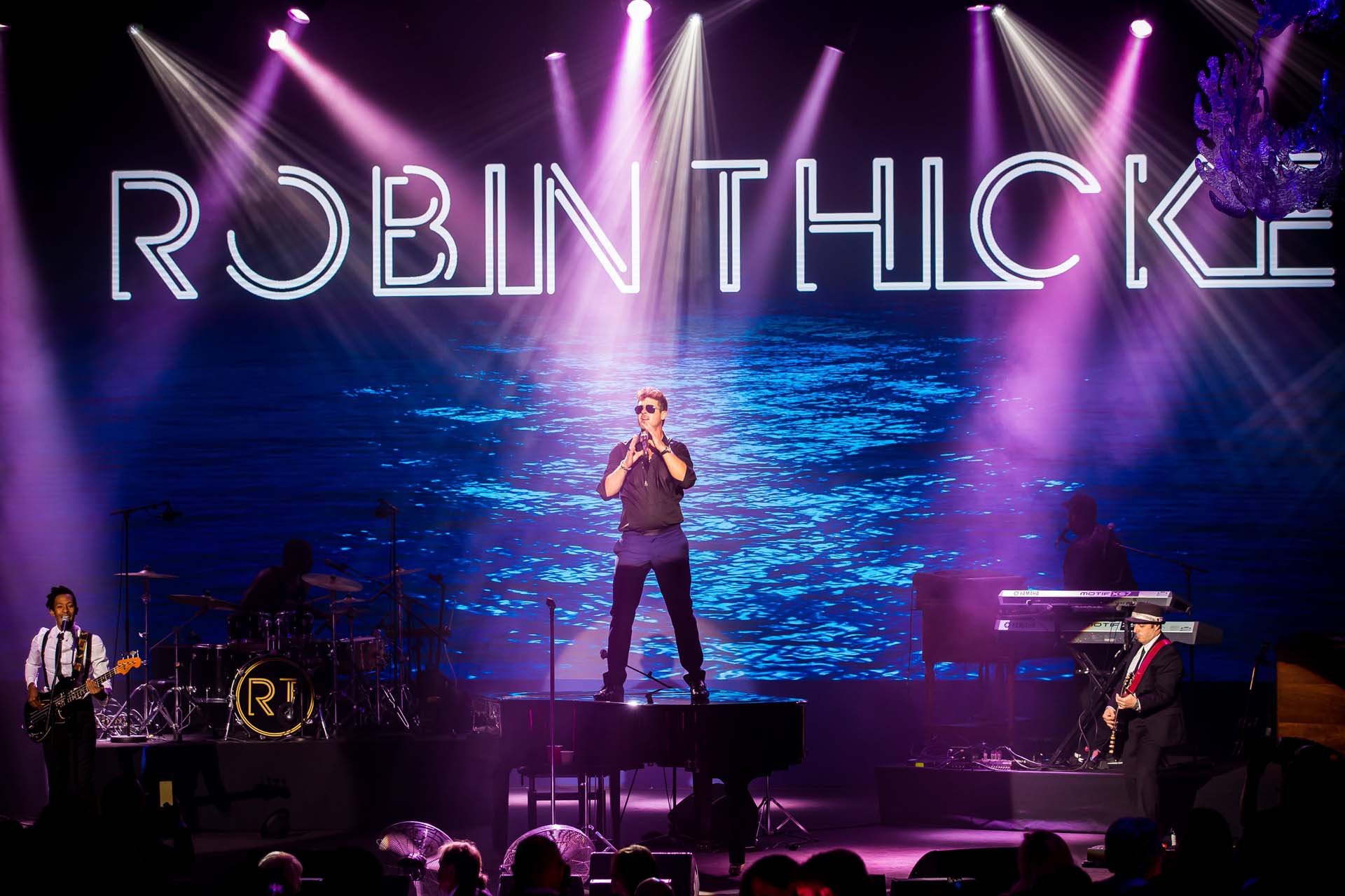Robin Thicke on stage.