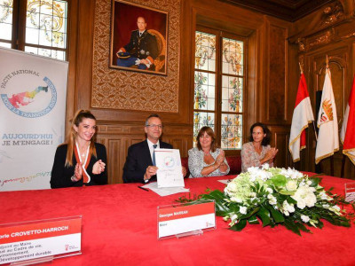 The Mayor, Georges Marsan, signs the Charter of commitment of the National Pact for the Energy Transition, in the Room of Weddings, alongside Marie-Pierre Gramaglia and Annabelle Jaeger-Seydoux (on the right) and Marjorie Crovetto-Harroch (on the left ). Photo credit : Michael Alesi © Directorate of Communication