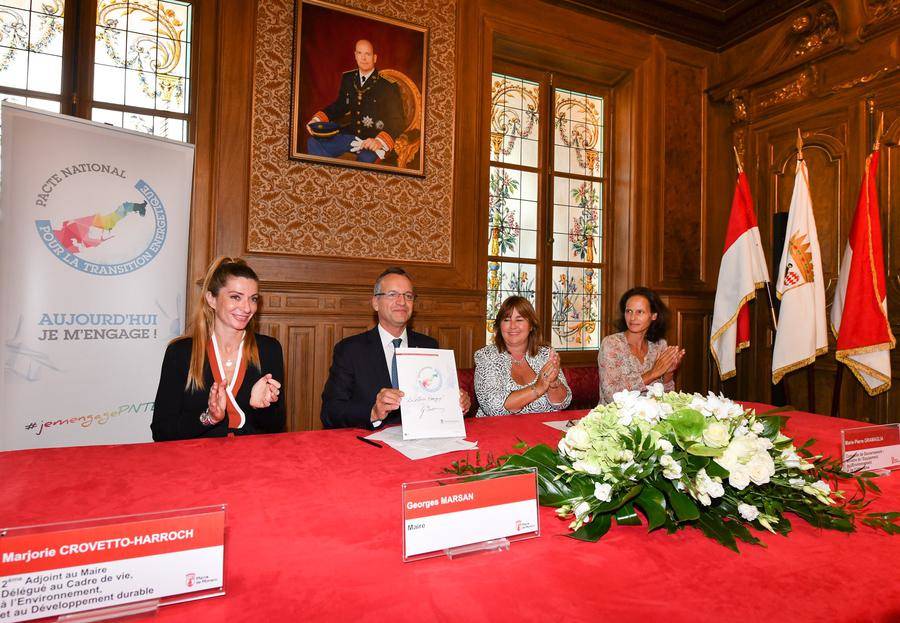 The Mayor, Georges Marsan, signs the Charter of commitment of the National Pact for the Energy Transition, in the Room of Weddings, alongside Marie-Pierre Gramaglia and Annabelle Jaeger-Seydoux (on the right) and Marjorie Crovetto-Harroch (on the left ). Photo credit : Michael Alesi © Directorate of Communication