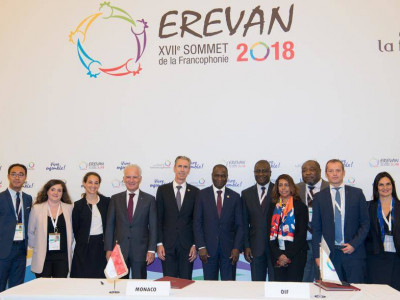 Gilles Tonelli, Government Counselor-Minister of External Relations and Cooperation, and Adama Ouane, Director of OIF, with their respective delegations © Palais Princier / Gaétan Luci