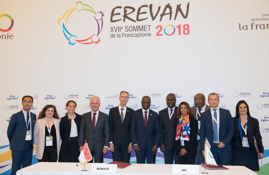 Gilles Tonelli, Government Counselor-Minister of External Relations and Cooperation, and Adama Ouane, Director of OIF, with their respective delegations © Palais Princier / Gaétan Luci
