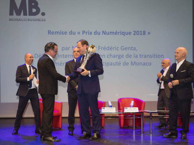 Frédéric Genta presenting the 1st Digital Prize to Dr. Thierry Desjardins of Surgisafe for the Tamanoir project. © Directorate of Communication / Stéphane Danna