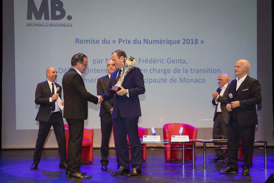 Frédéric Genta presenting the 1st Digital Prize to Dr. Thierry Desjardins of Surgisafe for the Tamanoir project. © Directorate of Communication / Stéphane Danna