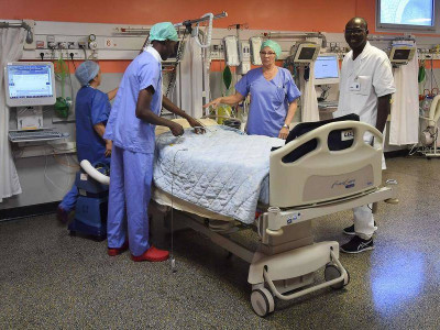 Mr. Minkoro Traore, nurse anesthetist at the Sikasso Hospital and Dr. Mamadou Diakite, hospital cardiologist, Bamako and Ms. Josiane Andréa, health executive at the CHPG © Directorate of Communication / Michaël Alesi