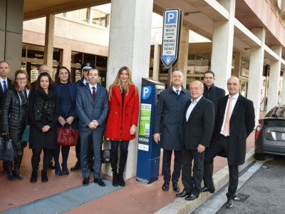 Le Maire, ses adjoints M. Crovetto-Harroch, N. Croesi et A. J. Campana, ainsi que C. Pierre, Directeur du Développement des Usages Numériques du Gouvernement Princier, D. Allais (société Bouygues Energies et Services), et les équipes communales actives sur le projet
