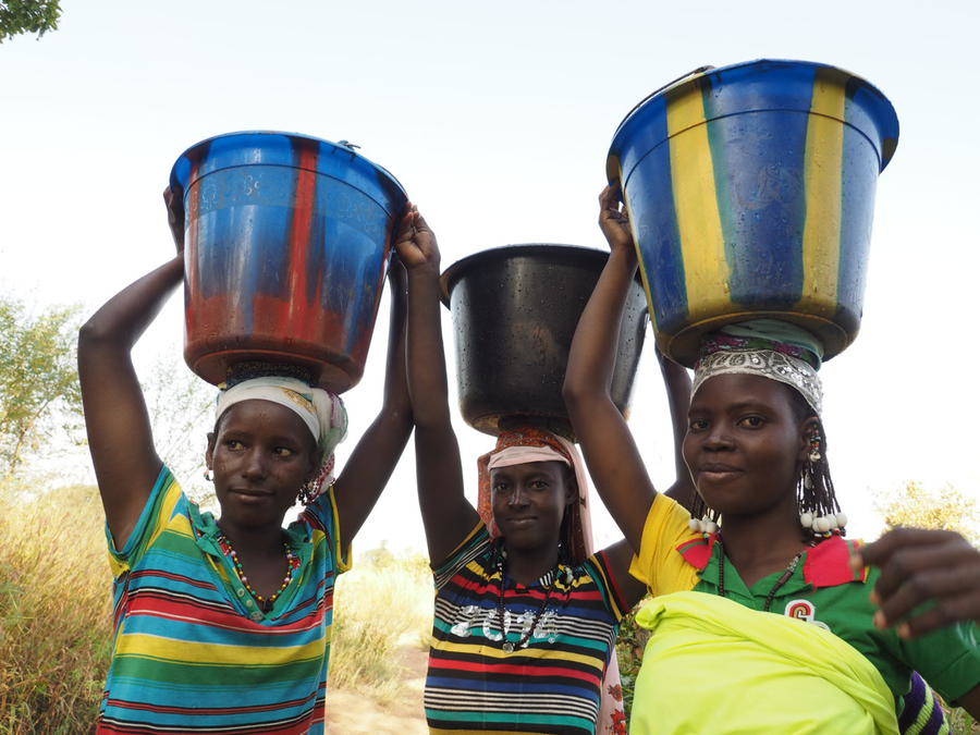 Burkina Faso women carrying water © Nick Danzinger