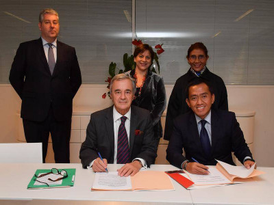 Mr. Patrick Rampal, President of the Scientific Center of Monaco and Mr. Brahmantya Satyamurti Poerwadi, Director General for the Management of Marine Space (Indonesia). Behind the signatories, from left to right: Mr. Christian Ceyssac, Government Commissioner at the Scientific Center of Monaco; Ms Isabelle Rosabrunetto, Director General of the Department of External Relations and Cooperation and Ms Susi Pudjiastuti, Minister for Fisheries and the Sea. © Directorate of Communication / Michaël Alesi
