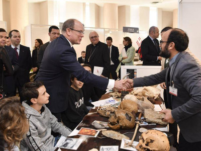 Caption photo: HSH the Sovereign Prince during his visit to the stand of the Museum of Prehistoric Anthropology - © Manuel Vitali - Directorate of Communication