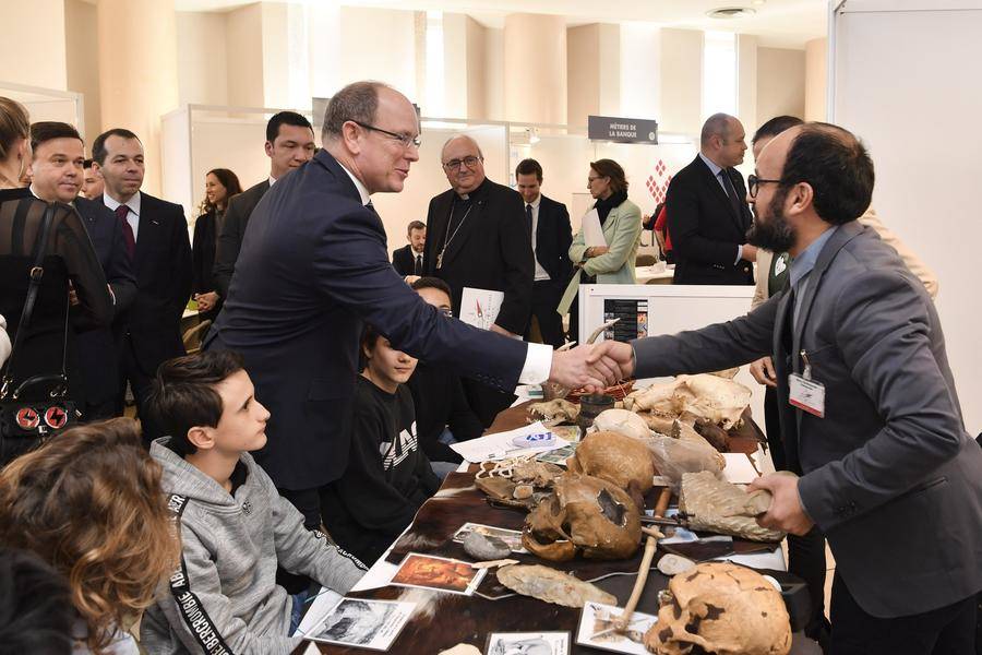 Caption photo: HSH the Sovereign Prince during his visit to the stand of the Museum of Prehistoric Anthropology - © Manuel Vitali - Directorate of Communication