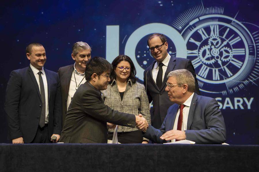 Jack Chen, CEO of Alcatel Lucent Enterprise Group (left) and Albert Croesi, Managing Director of Monaco Inter Expo and General Commissioner of the Monaco Pavilion at EXPO DUBAI World Expo 2020 (right). In the background, from left to right: Alexandre Bocquillon, Monaco Inter Expo, Thierry Bonnin, ALE Senior Vice President verticals and strategic partnerships, Rukmini Glanard, ALE Executive Vice President Sales and Marketing and Frédéric Genta, Interministerial Delegate for Digital Transition. © Directorate of Communication / Stéphane Danna