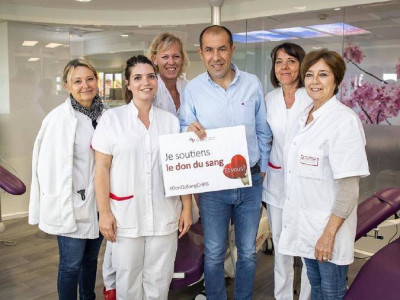 Photo groupe - don du sang - Le Docteur Anne Gouverner-Valla, Chef du Centre de Transfusion Sanguine (tout à gauche) et son équipe entourent Leonardo Jardim, l’entraineur de l’AS Monaco Football Club. © AS Monaco FC -Stéphane Senaux