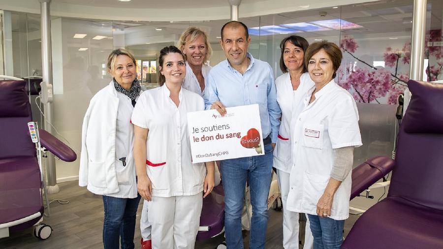 Photo groupe - don du sang - Le Docteur Anne Gouverner-Valla, Chef du Centre de Transfusion Sanguine (tout à gauche) et son équipe entourent Leonardo Jardim, l’entraineur de l’AS Monaco Football Club. © AS Monaco FC -Stéphane Senaux