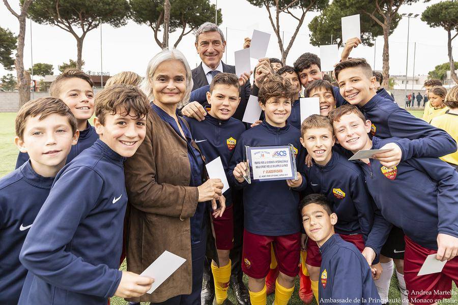 White card Rome - Mrs. Martine Garcia-Mascarenhas and Mr. Bruno Molea with the AS Roma team 8-12 years old, winner of the 1st Trophy of the International Sports Day for Peace and Development © Andrea Martella Embassy of Monaco in Italy
