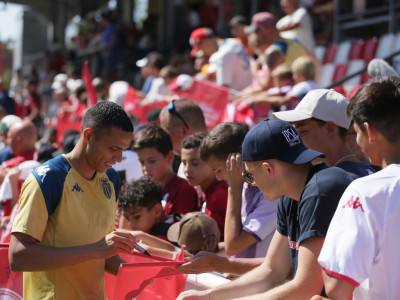 Vanderson signing autographs at an AS Monaco open training session