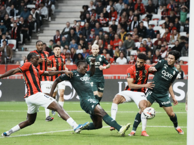 Embolo stretching for a ball in the Nice box during the Côte d'Azur derby