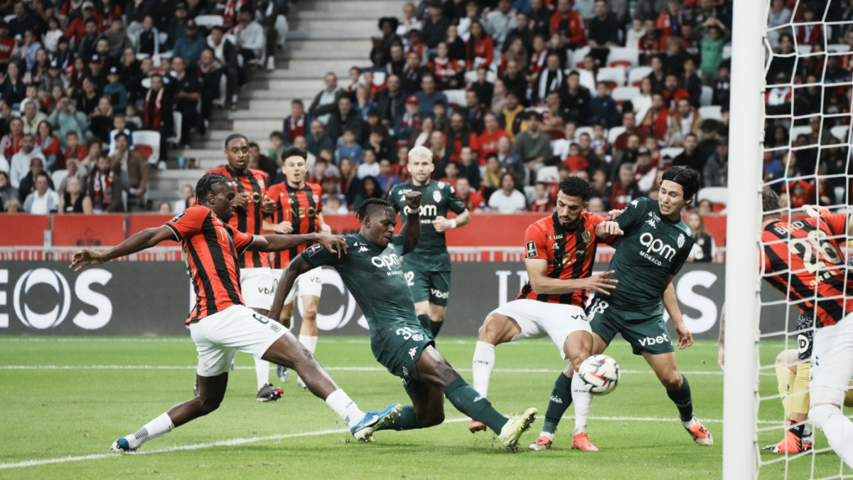 Embolo stretching for a ball in the Nice box during the Côte d'Azur derby