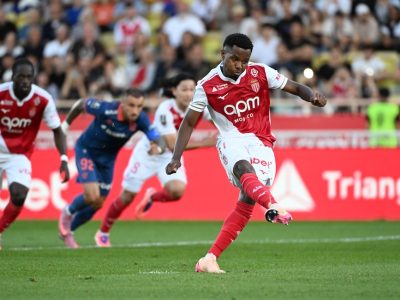 Monaco's Fati strikes his penalty against Nice.