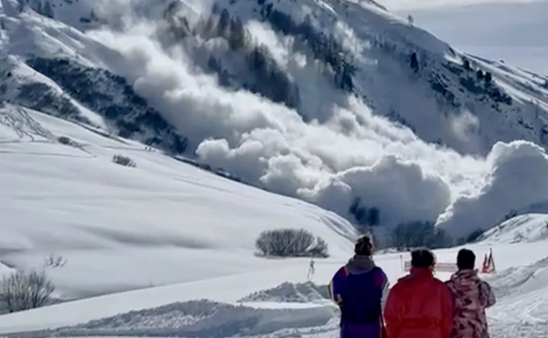 Avalanche kills three skiers in French Alps