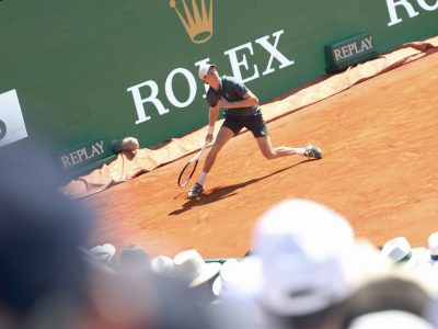 Sinner on the stretch to keep a ball in on the Monégasque clay