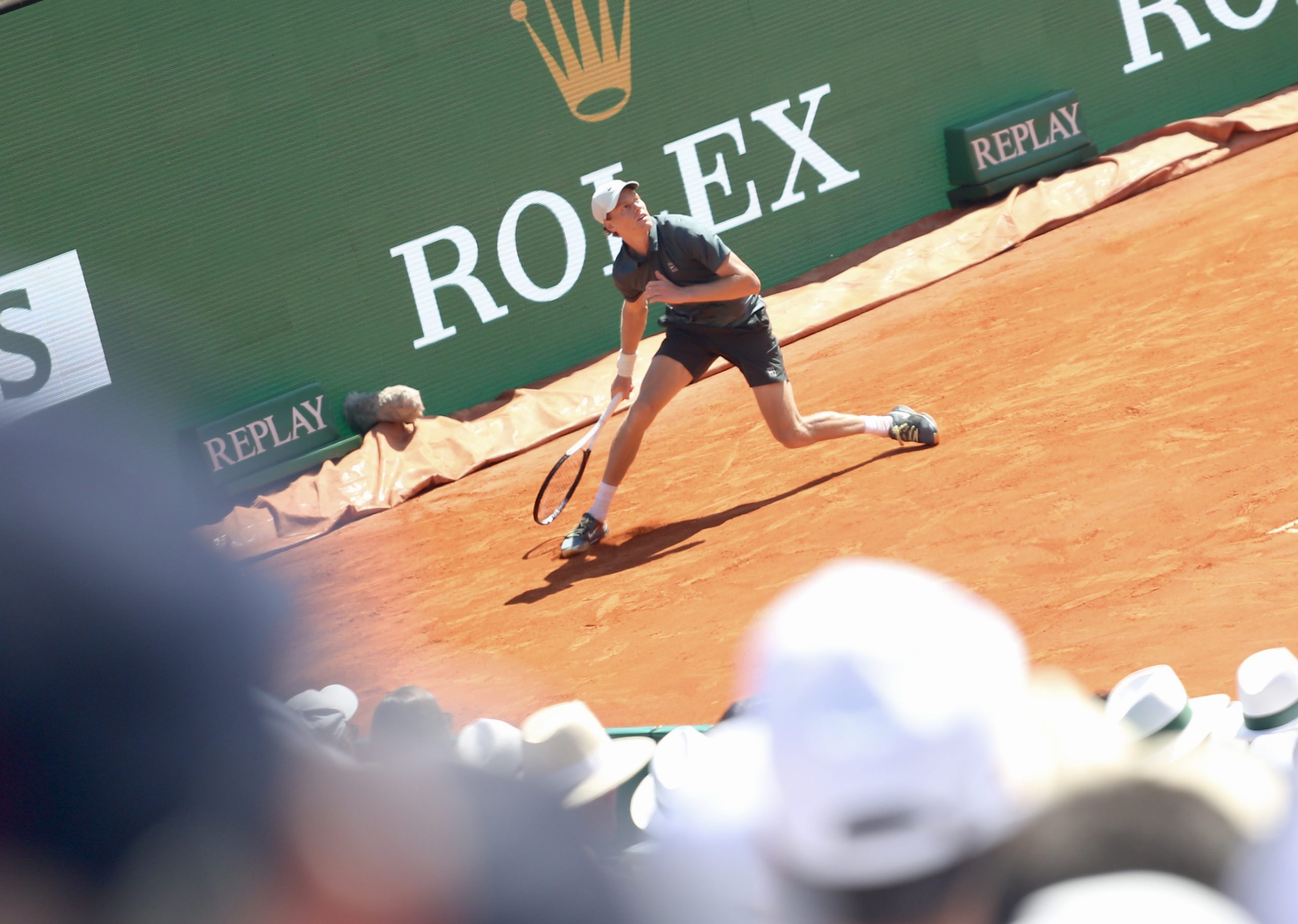 Sinner on the stretch to keep a ball in on the Monégasque clay