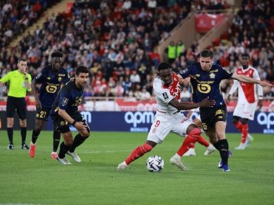 Monaco's Balogun in a tussle with Lille's Perraud