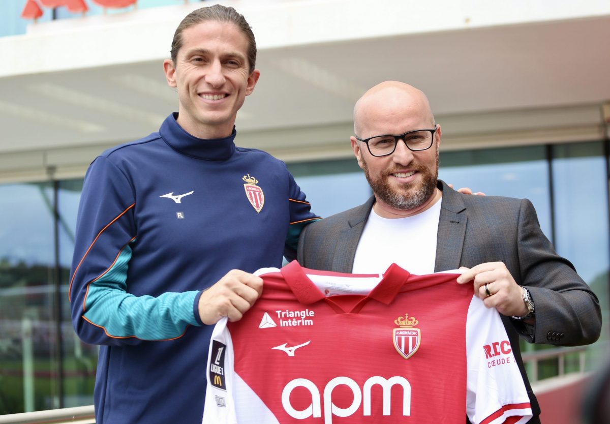 Scuro alongside Luís smiling and holding up an AS Monaco shirt